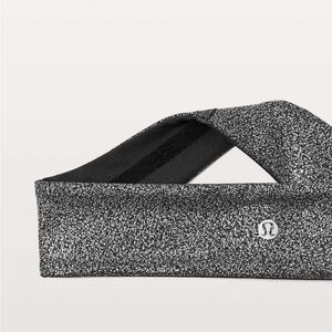 NWOT Lululemon Fly Away Tamer Headband II Luxtreme
Luminosity Foil Print Black